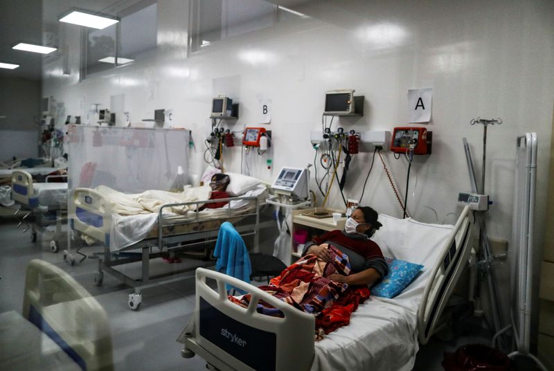 Imagen de archivo de pacientes con la enfermedad respiratoria COVID-19 en la Unidad de Cuidados Intensivos (UCI) del Hospital Dr. Alberto Antranik Eurnekian, en Ezeiza,  en las afueras de Buenos Aires, Argentina